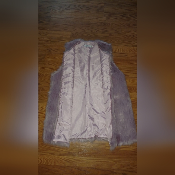 JustFab Faux Fur Vest - Picture 6 of 8